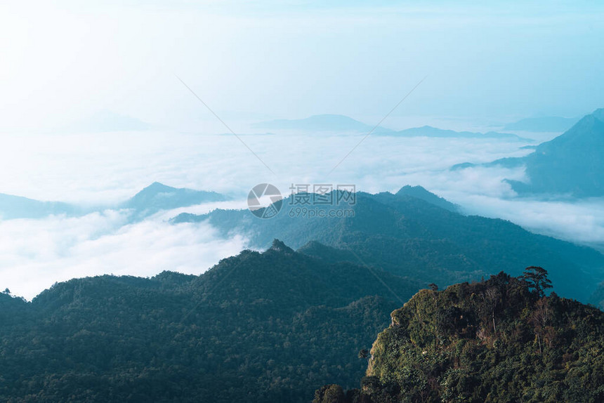 山雾中的山雾观图片