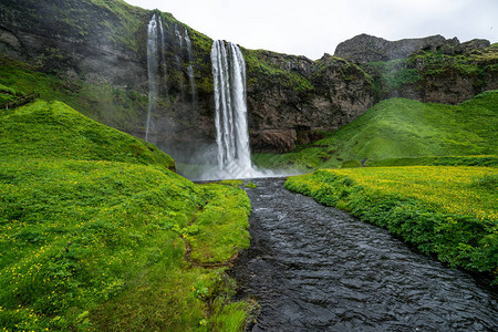 冰岛瀑布位于冰岛南部环形公路附近地点图片