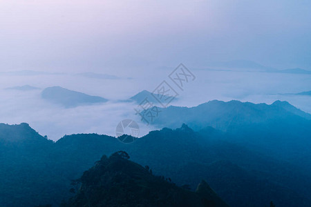 山雾中的山雾观图片