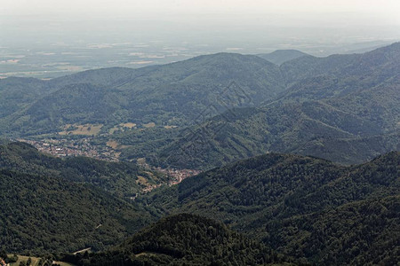 法国东部孚日山脉大气球周围的景观图片