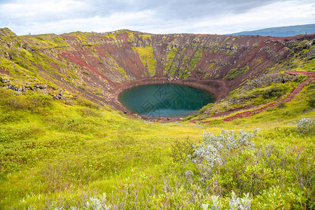 冰岛的Kerid火山口湖图片