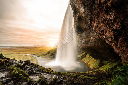 冰岛瀑布位于冰岛南部环形公路附近地点图片