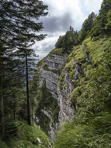 与岩石峭壁的山风景图片