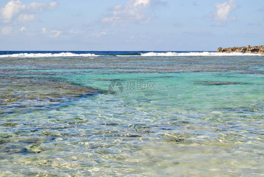 热带岛屿上美丽的海滩和水图片