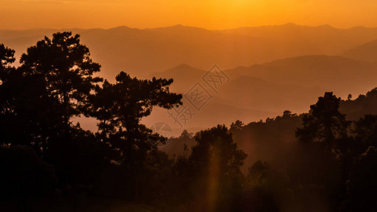 山和日落泰国的风景图片