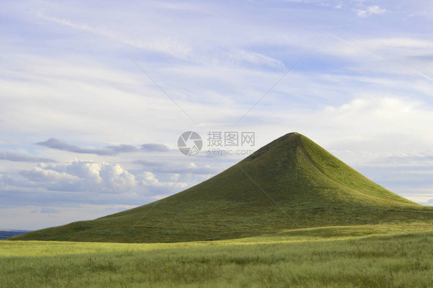 与山和蓝天的夏天风景图片