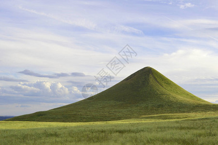 与山和蓝天的夏天风景图片