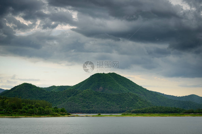 大自然的风景与山地河流森林和图片