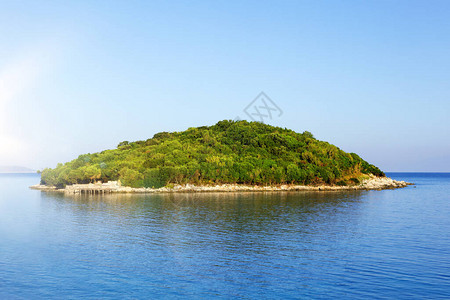 阿尔巴尼亚Ksamil群岛绿小岛海景IshujteKsa图片