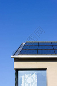 太阳电池板在南德一个现代房子的屋顶上在图片