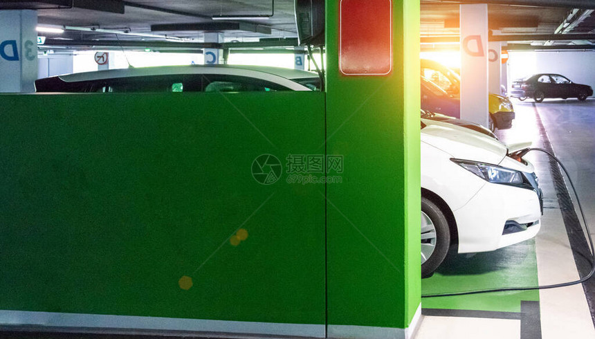 可替代能源电动汽车在生态能源充电站充电池混合动力汽车未来的绿色技术的图片