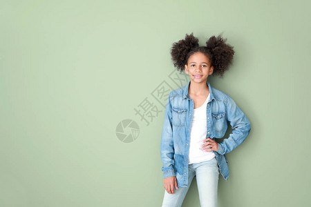 穿牛仔服的时髦非裔美国女孩穿着彩色图片