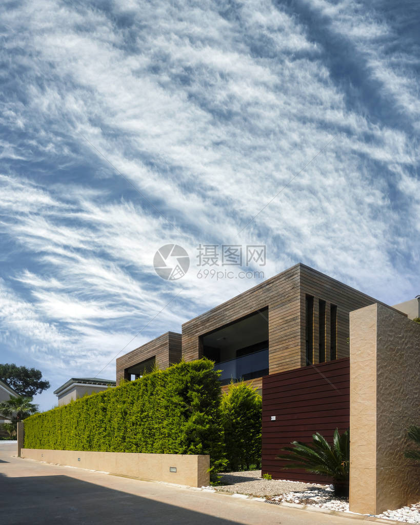 蓝色天空背景上绿色植物墙的现代房屋实际生态建筑房地产图片