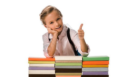 快乐的学校孩子在白色孤立的多彩书籍旁图片