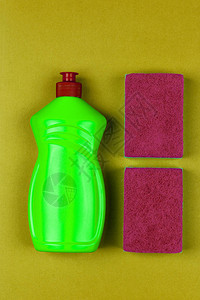绿色洗碗液和红海绵的绿色塑料瓶图片