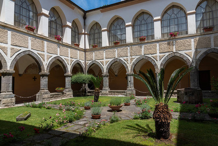 蒂亚诺修道院的建立可以追溯到十背景图片