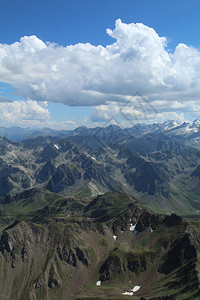 在法国比利牛斯山脉的几座山上位于图片