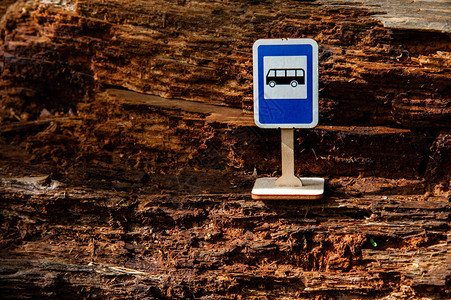 树桩上的微型巴士站路标图片