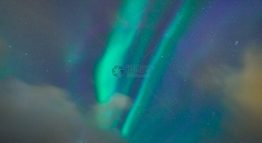挪威罗弗敦群岛绿色极光北极光和星的特写图片