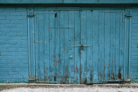 旧木门和墙漆成绿蓝色图片