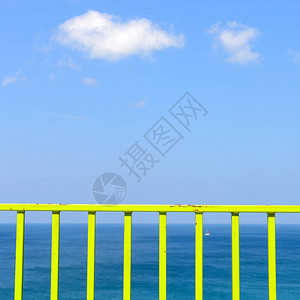 绿铁阳台热带沙滩蓝天图片