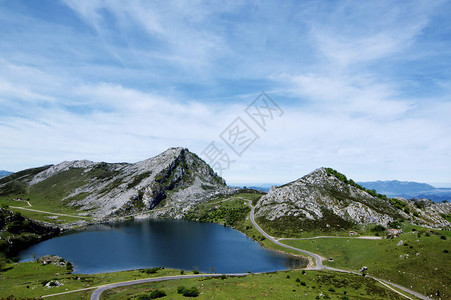 坎塔布里安山脉峰与蓝天空外门之间山谷的LagodeEnol湖图片