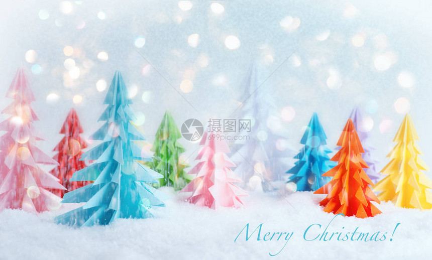 由折纸制成的多彩圣诞树图片