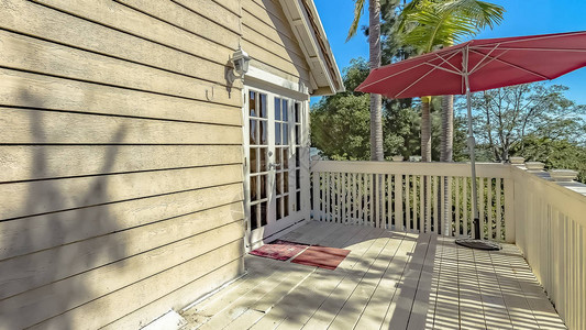全景红雨伞在房子阳台的角落背景图片