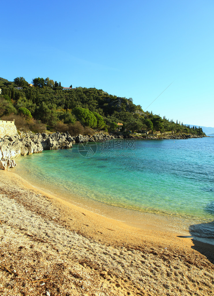 希腊科孚岛东北海岸的尼萨基的小海滩虽然小却令人愉快图片