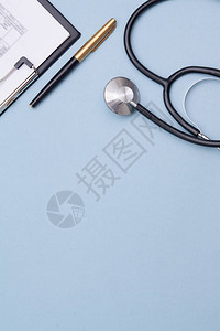 静脉镜带纸张的平板电脑和蓝色背景上的笔医疗图片