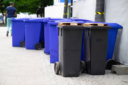 城市垃圾箱分开收集废物的黑街垃圾桶生图片