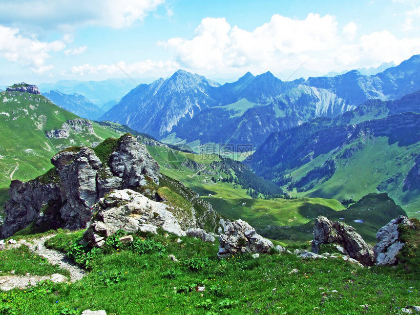 从列支敦士登阿尔卑斯山的Naafkopf峰欣赏Gamperdonatal高山谷和奥地利阿尔卑斯山列支图片