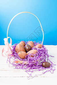 鸡巧克力蛋紫色装饰纸在篮子中的画面图片