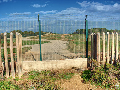 马洛卡岛机场周围的木林和铁丝栅栏图片