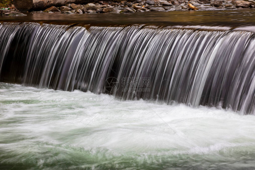 美丽的溪流和小瀑布在大喀尔巴阡山瀑图片