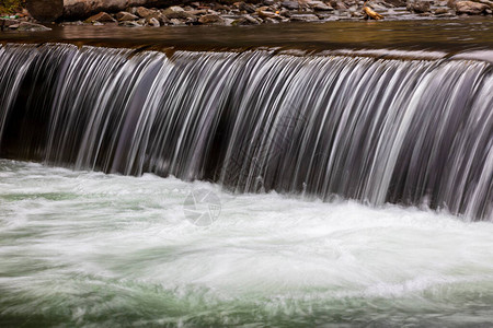 美丽的溪流和小瀑布在大喀尔巴阡山瀑图片