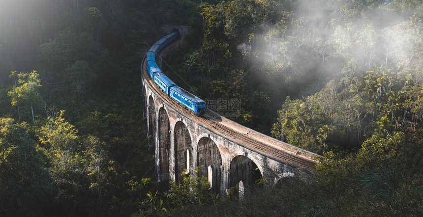 火车到达著名的九座大桥位于斯里图片