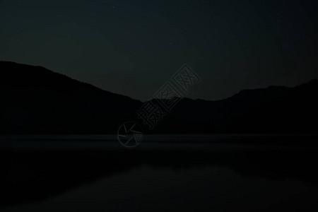 夜拍湖光山色环绕星辰图片