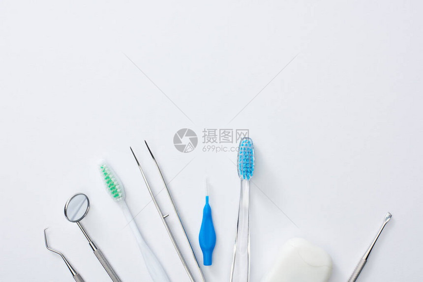 用于牙科健康和灰色背景检查的牙科设图片