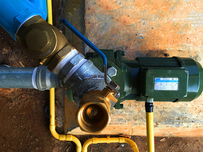 村水供应系统的大型水泵发动机图片