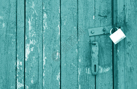 木制门上的旧锁用青色的音调摘图片
