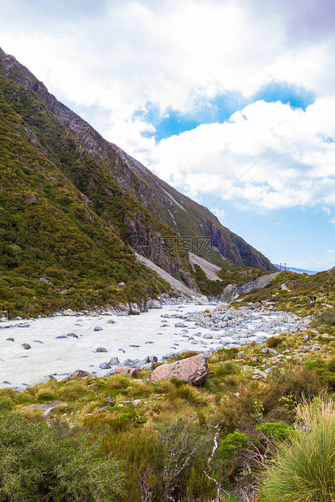 在南阿尔卑斯山的绿色山谷中进行风景优美的徒步旅行山间的河流离胡克湖不远图片