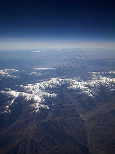 从飞机上看雪山的风景图片