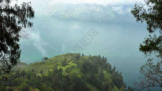 印度尼西亚隆博克Rinjani山的浓山烟雾令人惊图片