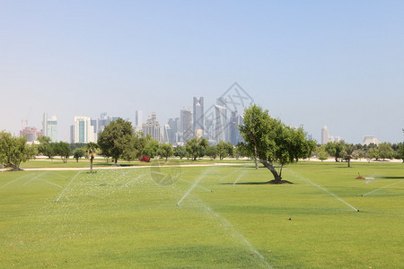 卡塔尔多哈中部快速扩张的公园区图片