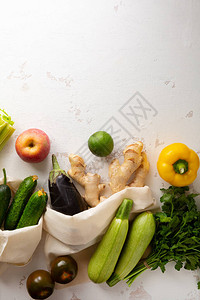环保购物袋中的蔬菜图片