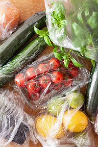 塑料袋中的水果和蔬菜在塑料袋中使用单一图片