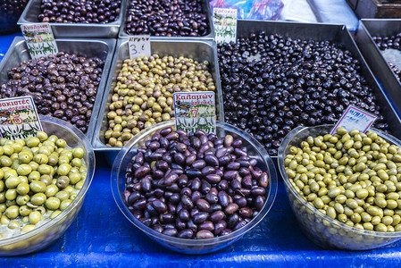 希腊雅典一条街上的农民市场上的橄榄摊位图片