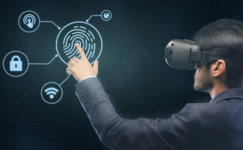 生物测量授权存取VR头盔触摸虚拟板的商人图片