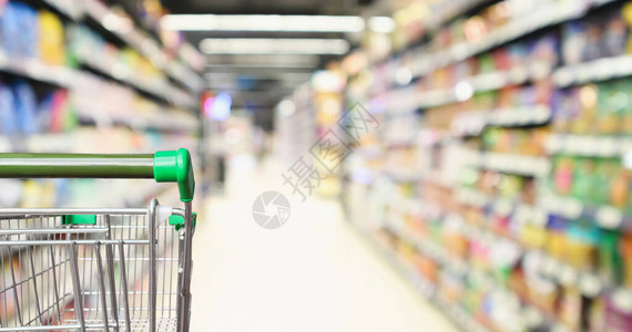 空绿色超市购物车抽象模糊的杂货店铺过背景图片